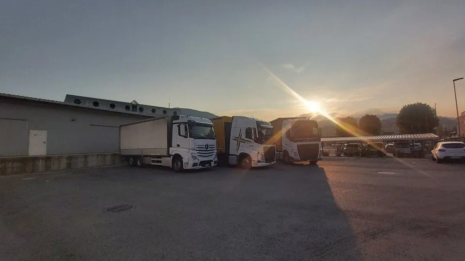 Camion nel piazzale al tramonto