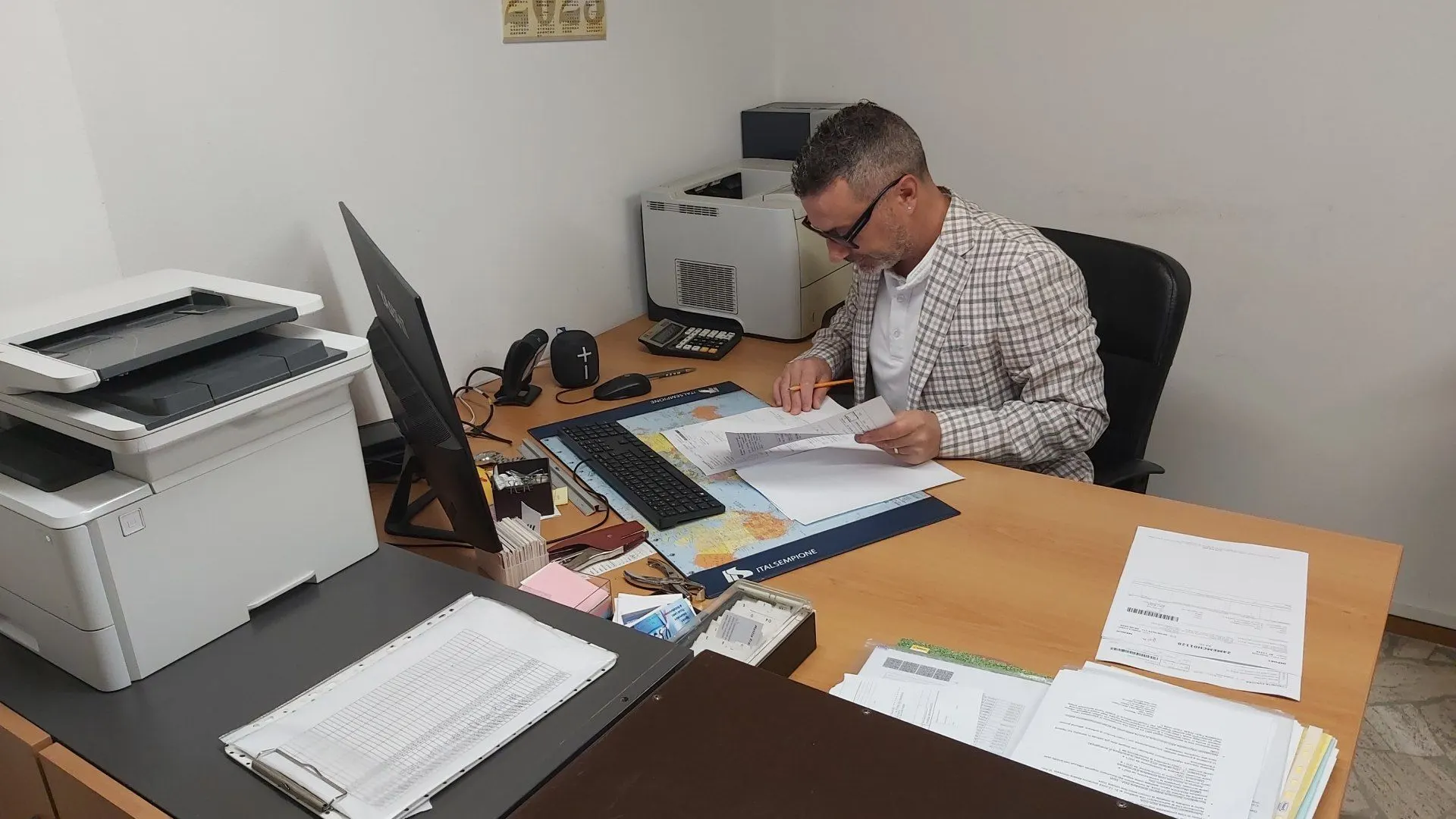 Un collaboratore controlla i documenti alla scrivania